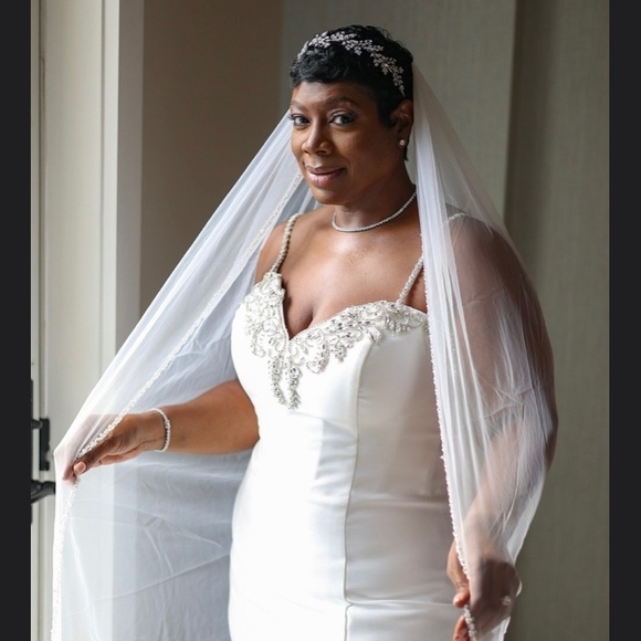 Pantora Jaleesa Elegant White Wedding Dress with Train Pre Owned - Picture 3 of 6